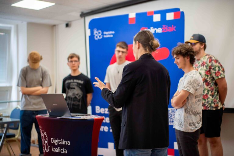 už 15 000 žiakov požiadalo o bezplatné pevné internetové pripojenie